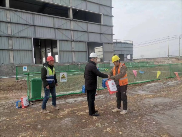 乐虎建设咸阳分公司第二项目部:元旦送温暖 慰问进基层