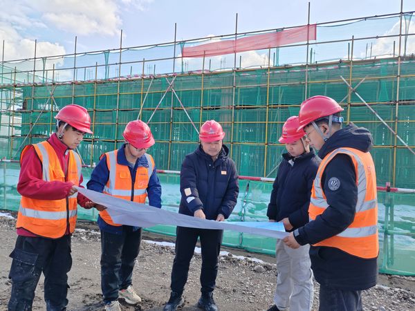 乐虎建设天工公司新疆第一项目部：夫妻举案齐眉在一线  双获先进比翼飞