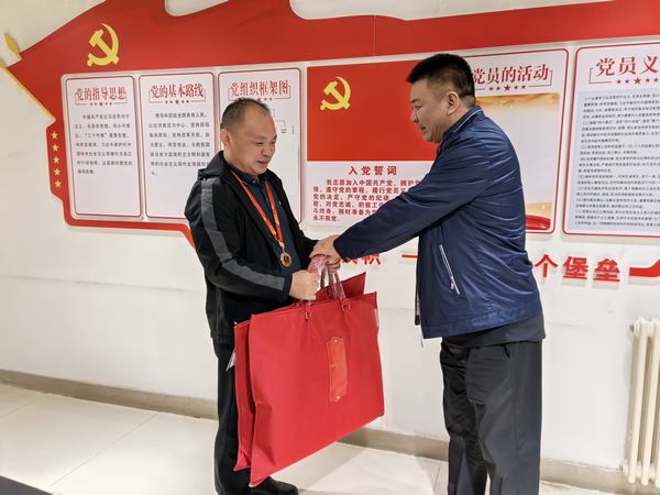 乐虎建设矿建二公司开展“走访慰问劳模 弘扬榜样力量”慰问劳模活动