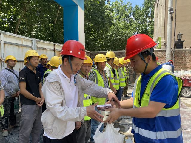 乐虎建设韩城分公司：战“酷”暑 有“凉”策