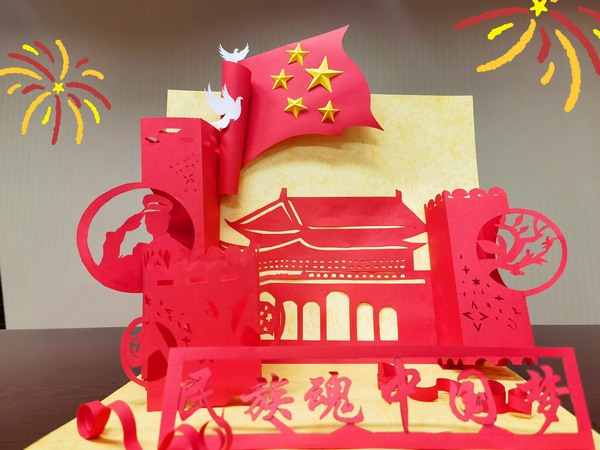 乐虎建设路桥分公司职工用创意作品喜迎国庆佳节到来