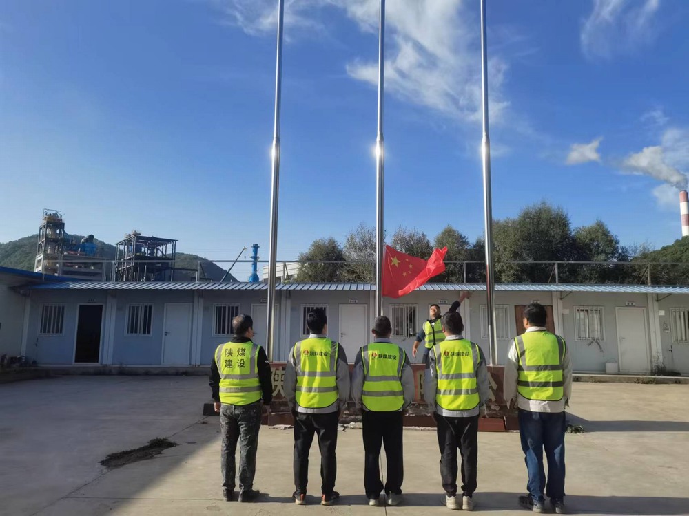 乐虎建设天工公司土建第二十六项目部：升国旗、唱国歌，最爱这一抹中国红
