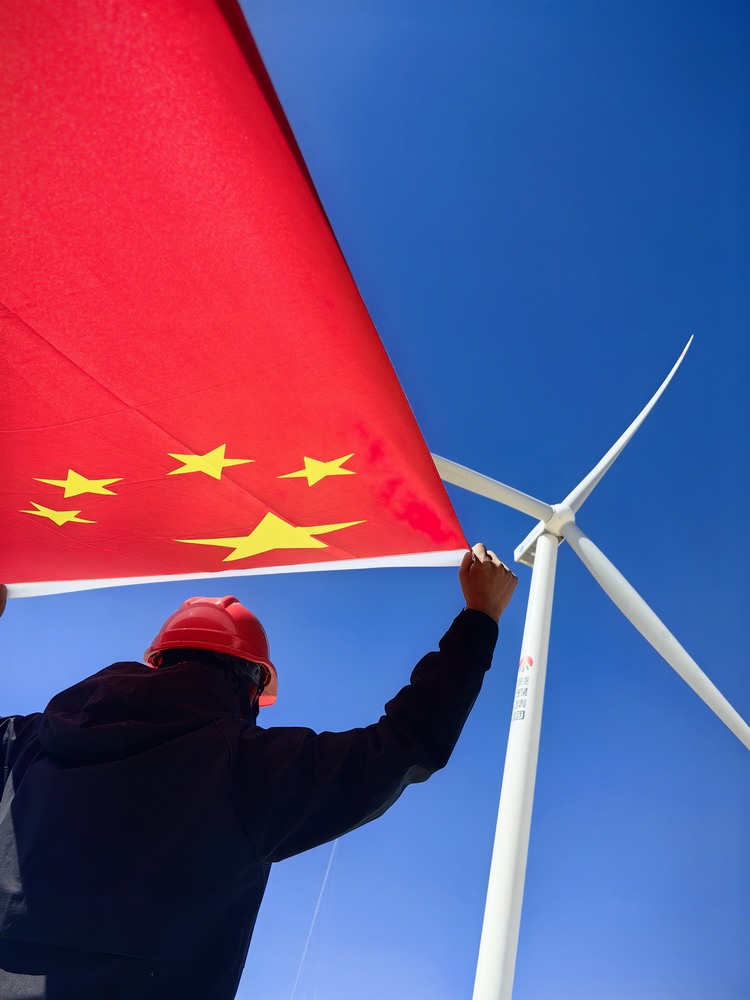 乐虎建设者与国旗合影，共筑强国梦