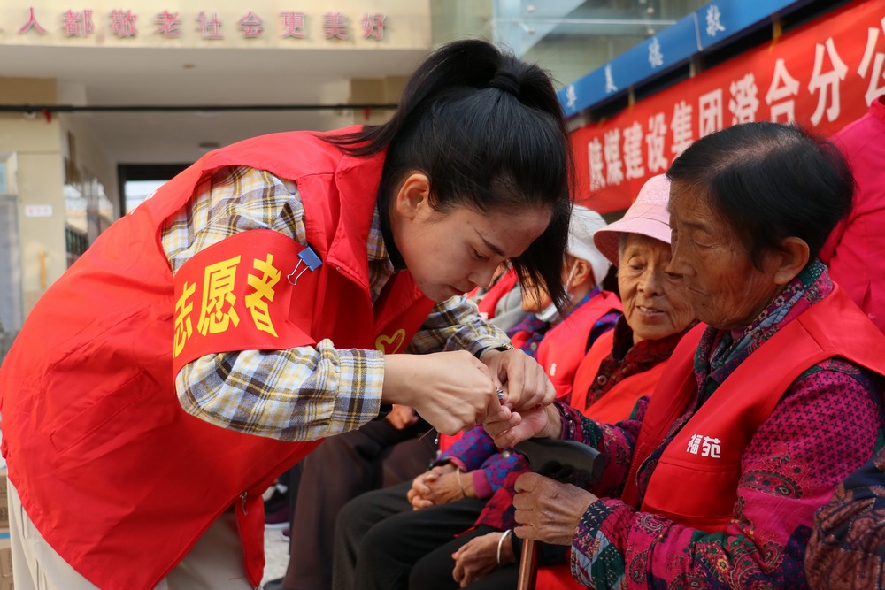 乐虎建设澄合分公司：敬老志愿服务 党员在行动