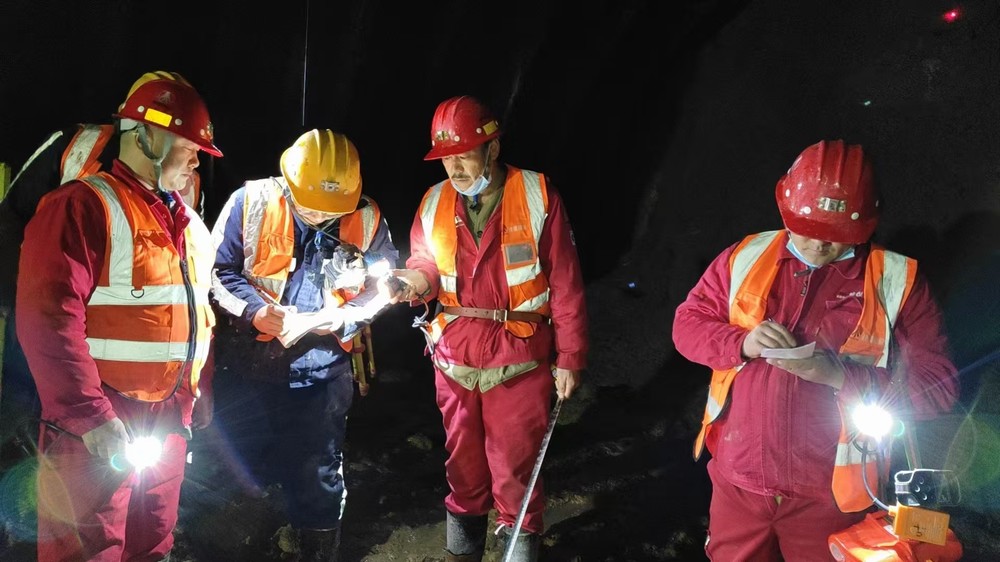 乐虎建设矿建三公司：请收看！“五一”劳动特写