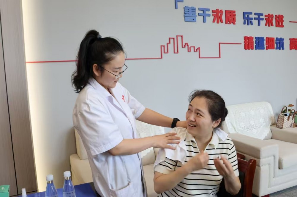 “守护健康 悦享关怀”关爱职工活动走进乐虎建设基层单位