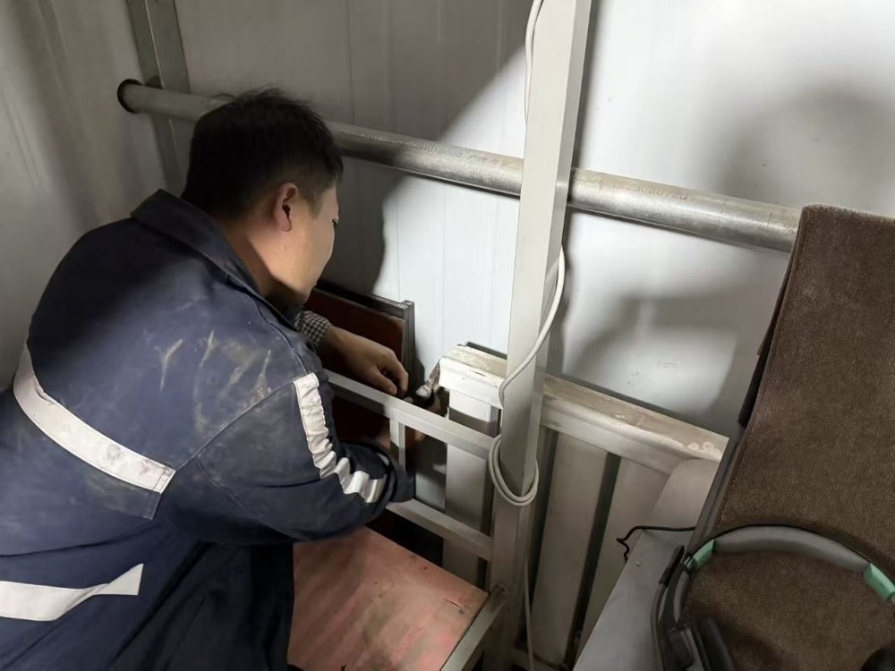 乐虎建设煤矿运营服务分公司：寒潮来袭暖意融 关爱职工在行动