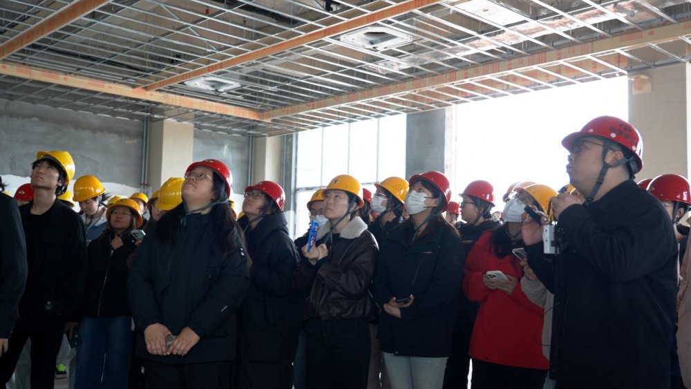 鄂尔多斯应用技术学院土木工程学院师生到乐虎建设内蒙古分公司应用技术学院 项目部开展社会实践