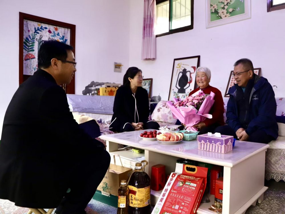 乐虎建设机电安装公司：重阳慰问暖人心 敬老爱亲显担当