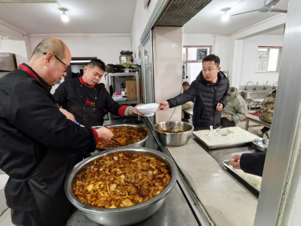 乐虎建设煤矿运营服务分公司：一线寒冬，后勤送暖