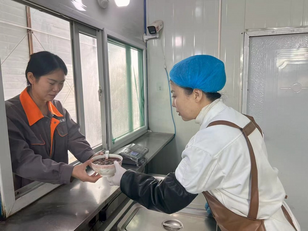 乐虎建设矿建二公司：粥香暖一线  情满矿建人