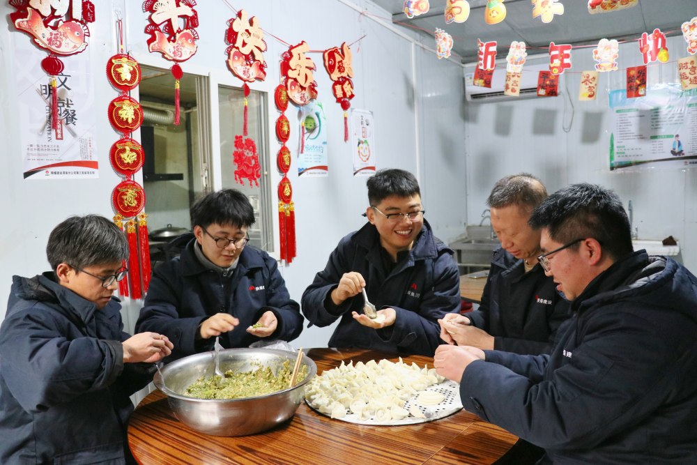 乐虎建设渭南分公司：工地团圆宴 坚守暖人心